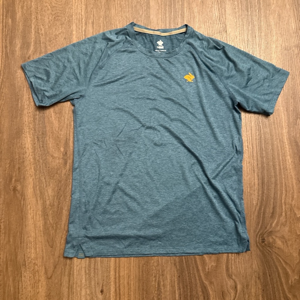 Men’s rabbit, blue short sleeve sports shirt designed in California